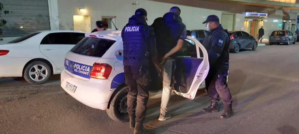 Robaron revistas en un escaparate y uno de ellos terminó detenido 