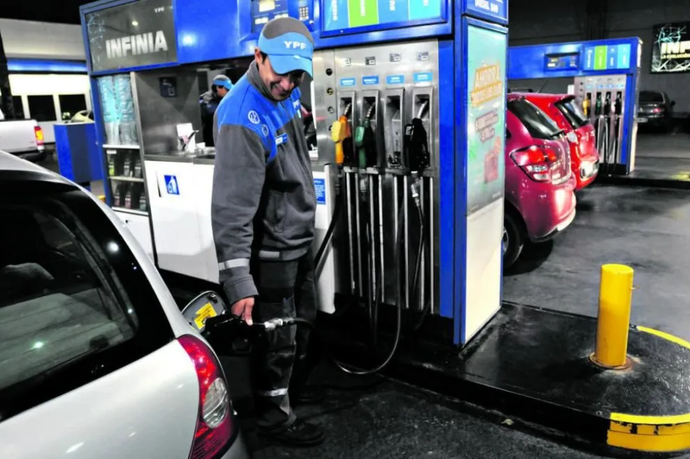 Para los expendedores regionales, el precio de los combustibles tiene un retraso del 75%