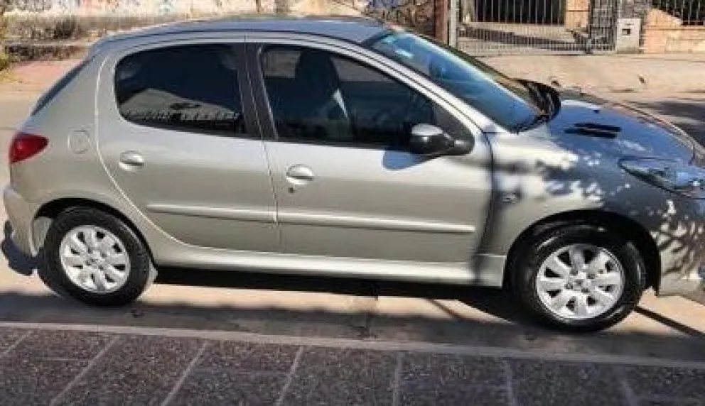 Dejó su auto con alarma, pero igual le robaron sus pertenencias del interior: usaron inhibidores
