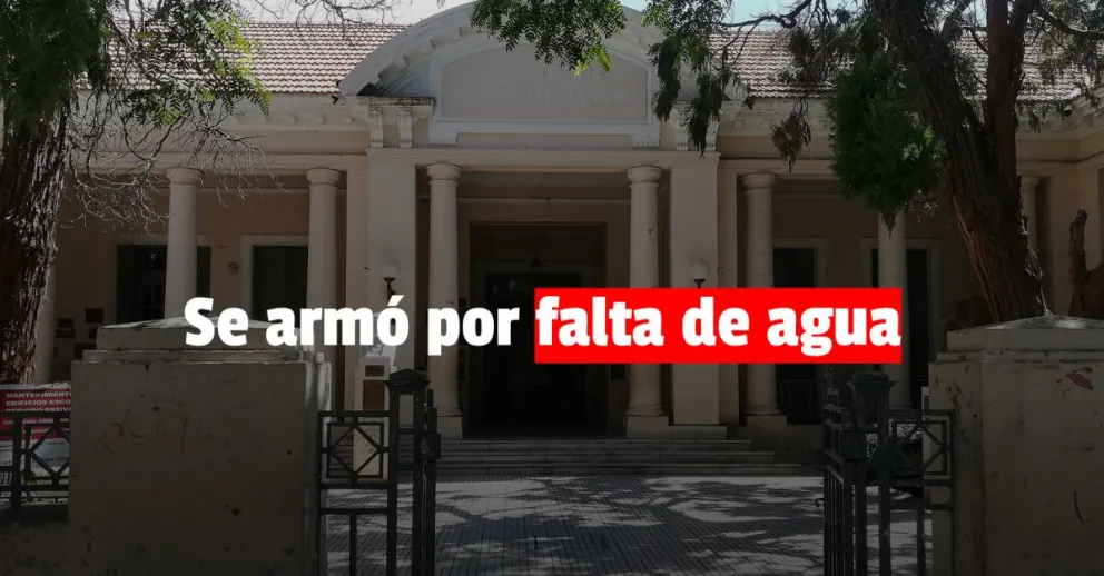 Los alumnos del Colegio Nacional hicieron una manifestación para reclamar la falta de agua 