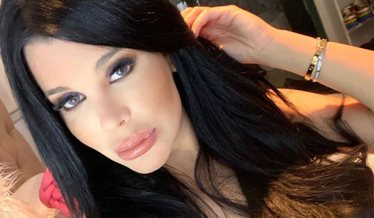 Divas Play: Charlotte Caniggia se puso la de cuero y posó de espaldas como nunca