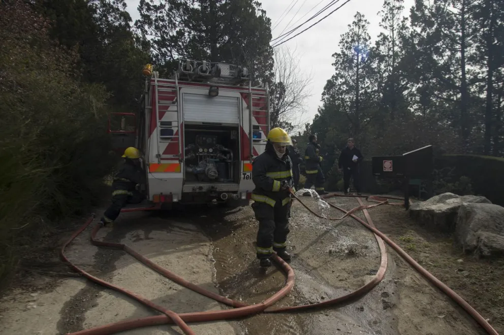 Bomberos trabajaron en un incendio en la calle Tucumán 