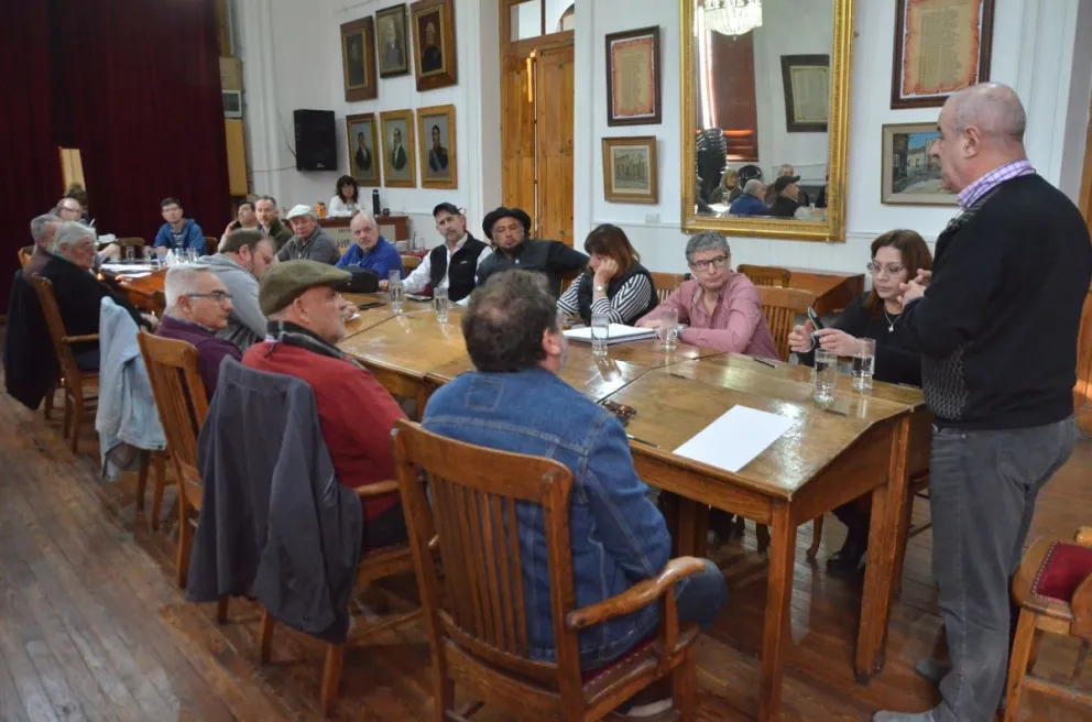 Organizaciones intermedias y vecinos se plantan en defensa de los derechos sobre el agua del río Negro