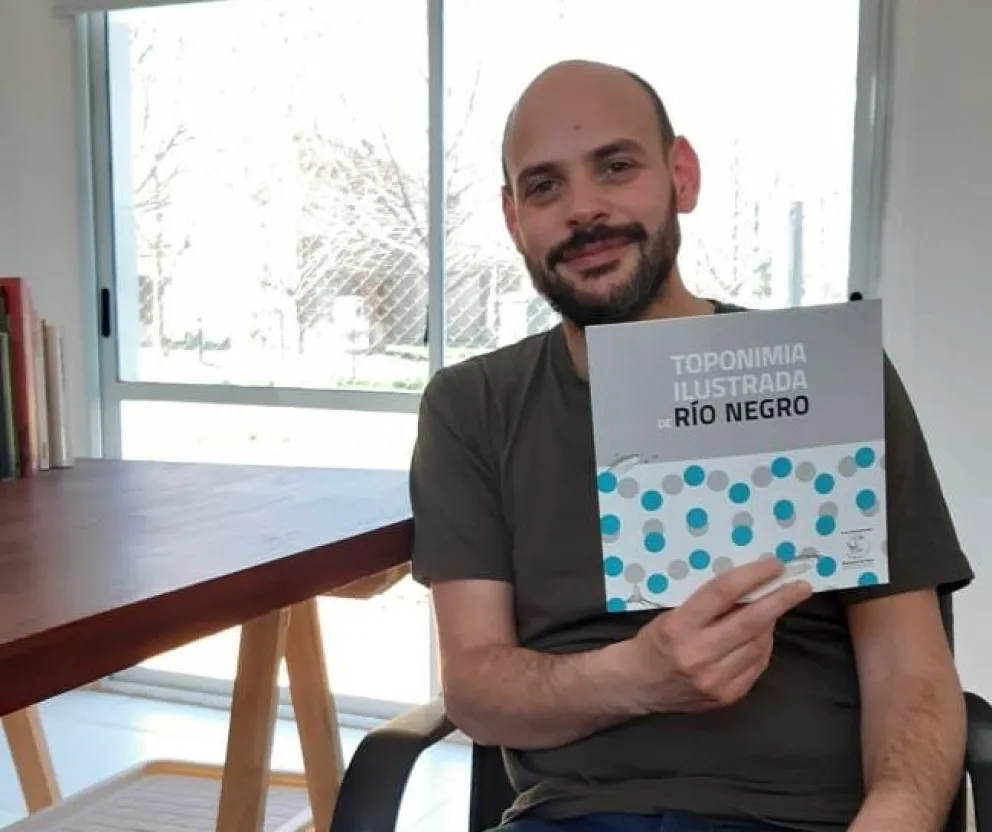 Toponimia Ilustrada, el libro del roquense Ezequiel Epifanio. Foto Diario 10