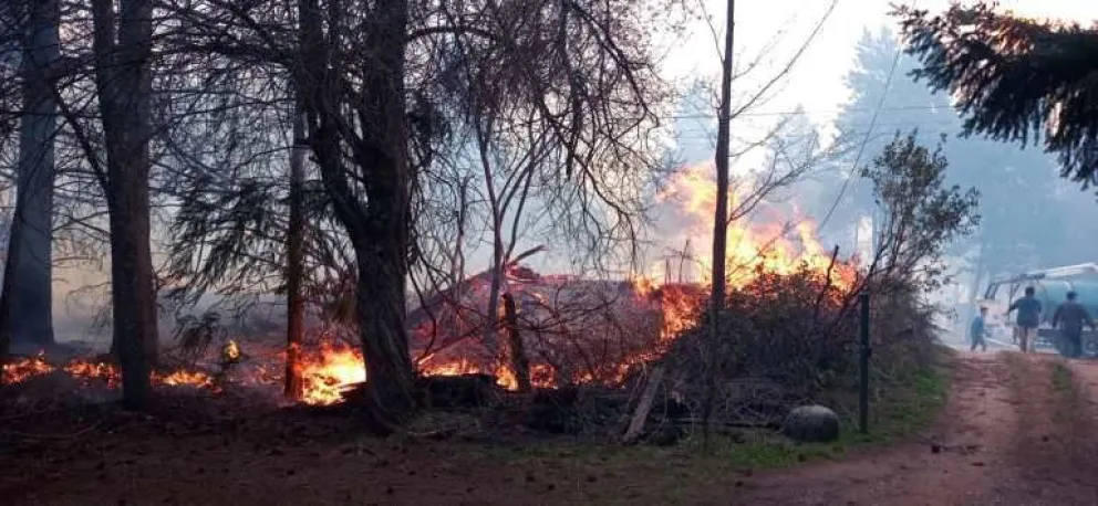 Un incendio en la zona de Las Golondrinas obligó a cortar la ruta 40 