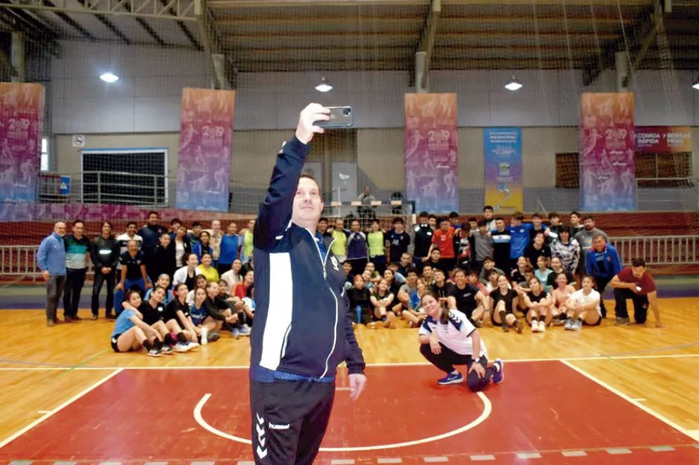 Handball: Dady Gallardo compartió  sus conocimientos en Montecarlo