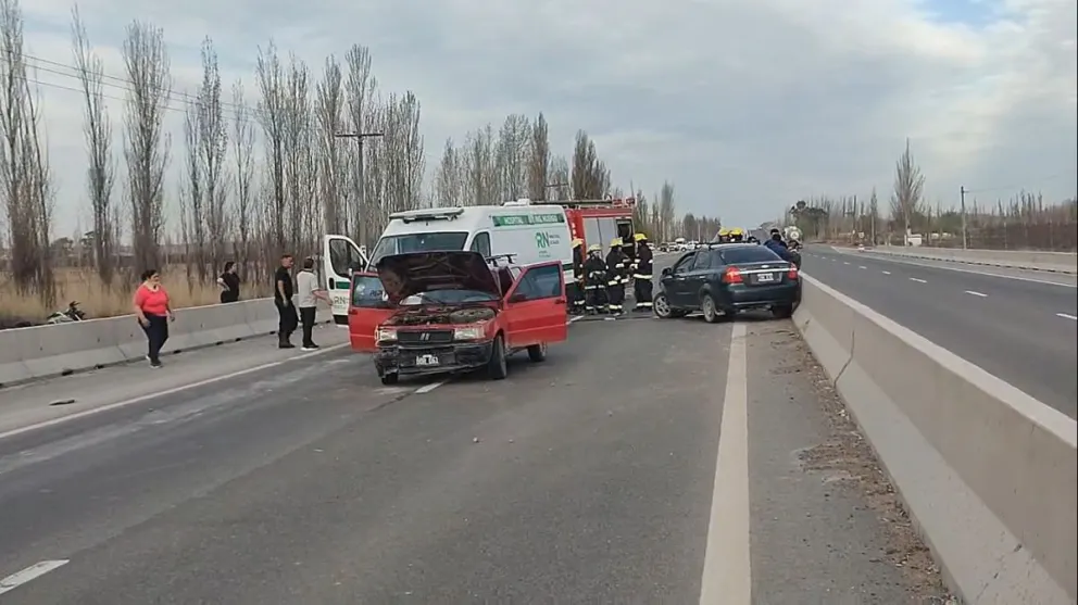 Dos autos protagonizaron un fuerte choque sobre ruta 22