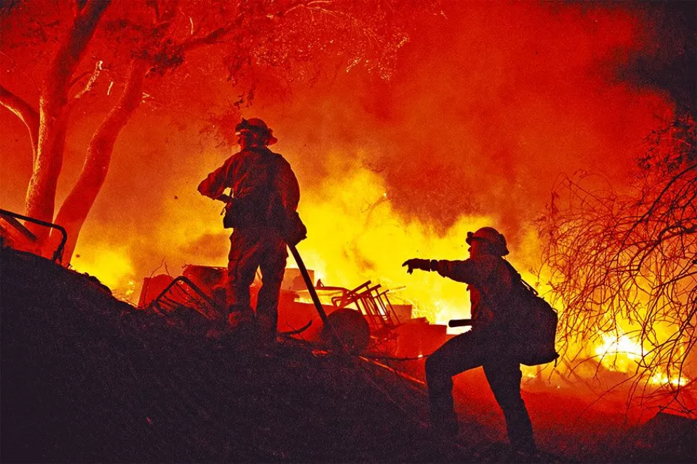 EE.UU: cuatro muertos y miles de evacuados por los incendios