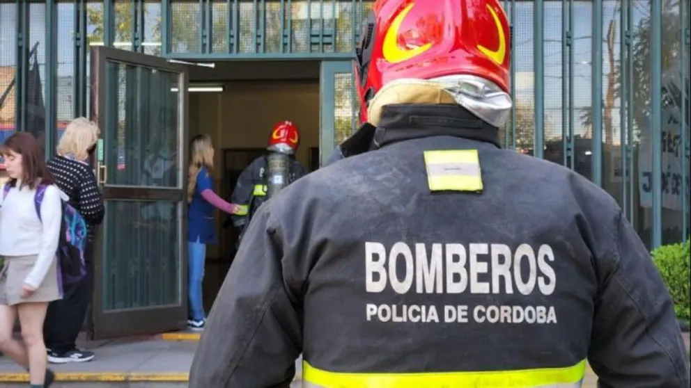 Un experimento fallido causó una explosión en un colegio: hay cuatro alumnos internados 