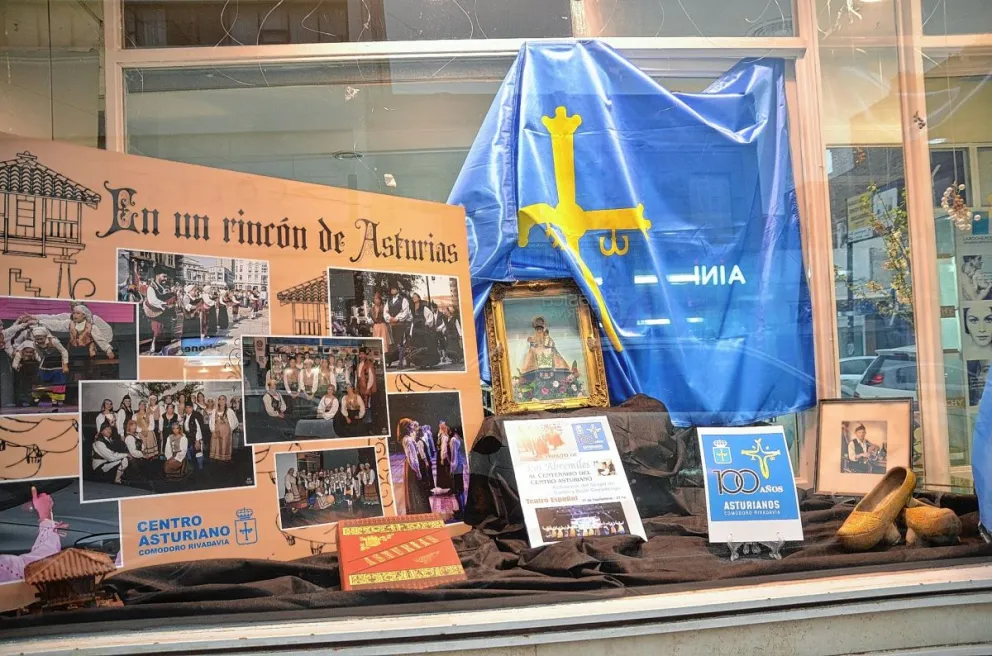 Los comercios del centro vuelven a vestir sus vidrieras para celebrar el Día del Inmigrante