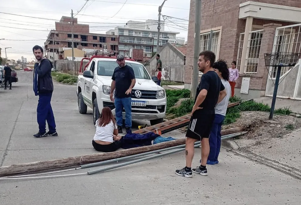 Operario de la Cooperativa fue hospitalizado tras caer al suelo con el poste en el que trabajaba