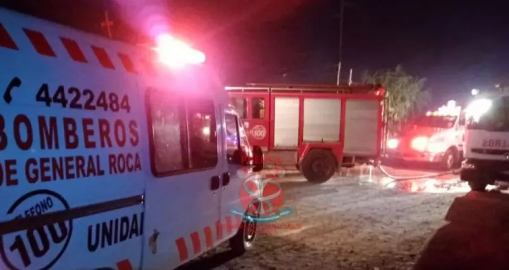 Feroz Incendio en Roca: Tres Familias perdieron todo.