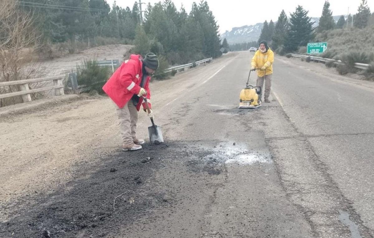 Trabajan en el bacheo y reparación de rutas