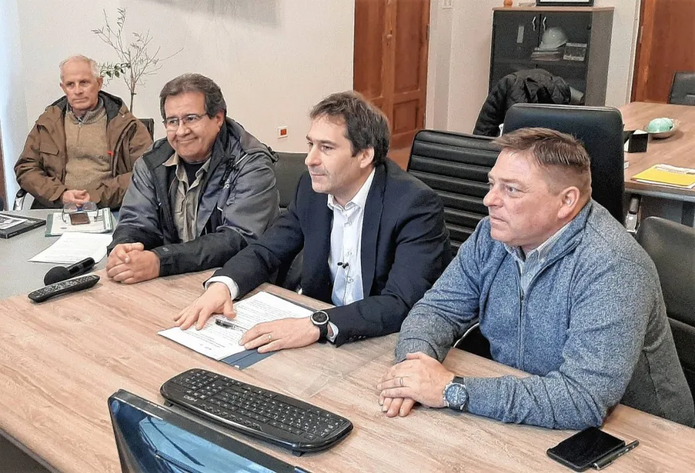 Se firmó un convenio por la pavimentación del "Camino Petrolero"