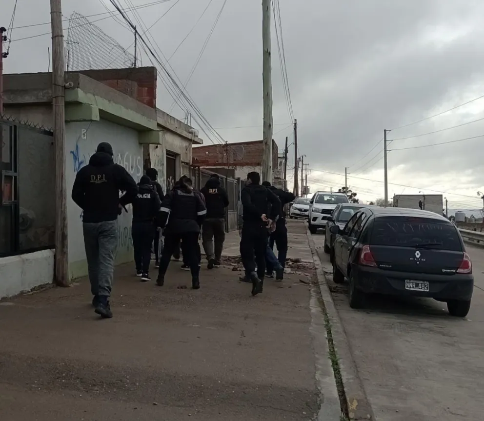 Dispararon contra una pareja, los allanaron y encontraron un arma