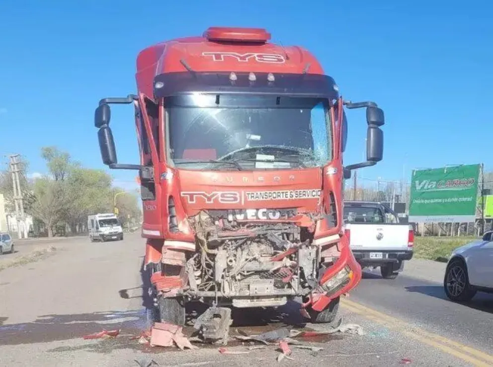 Fuerte choque entre dos camiones sobre Ruta 22