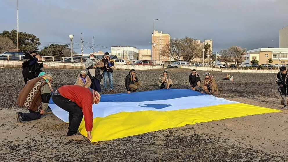 Desplegaron la bandera mapuche tehuelche en la costanera