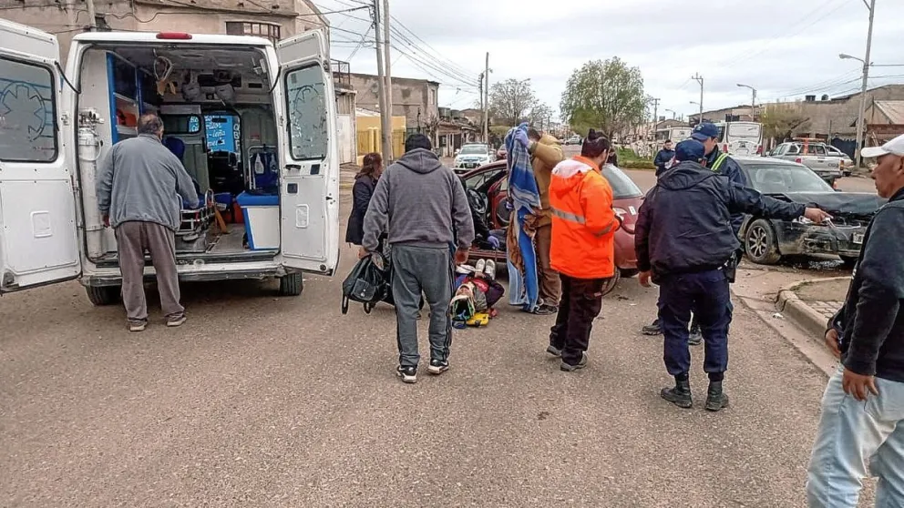 Una mujer y un bebé resultaron lesionados tras violenta colisión vehicular en Polonia y Chazarreta
