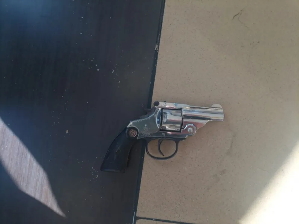 Imputaron al hombre que llevaba un arma mientras tomaba café en el centro