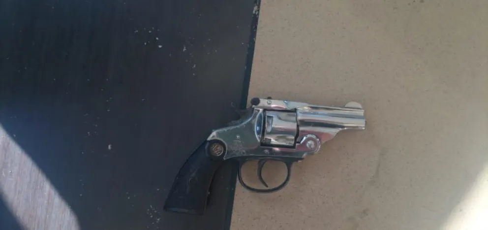 Se le cayó un arma cuando tomaba un café en pleno centro