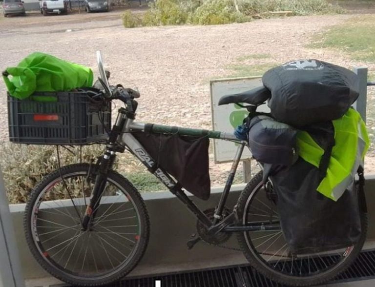 No se salvan ni las iglesias: Hizo más de 1.700 kilómetros en bici y se la robaron en una parroquia