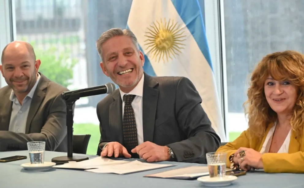 Arcioni encabezó la licitación para construir 128 nuevas viviendas en Comodoro Rivadavia