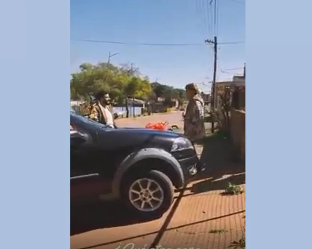 Se viralizó video de un hijo que le obsequió un auto a su madre