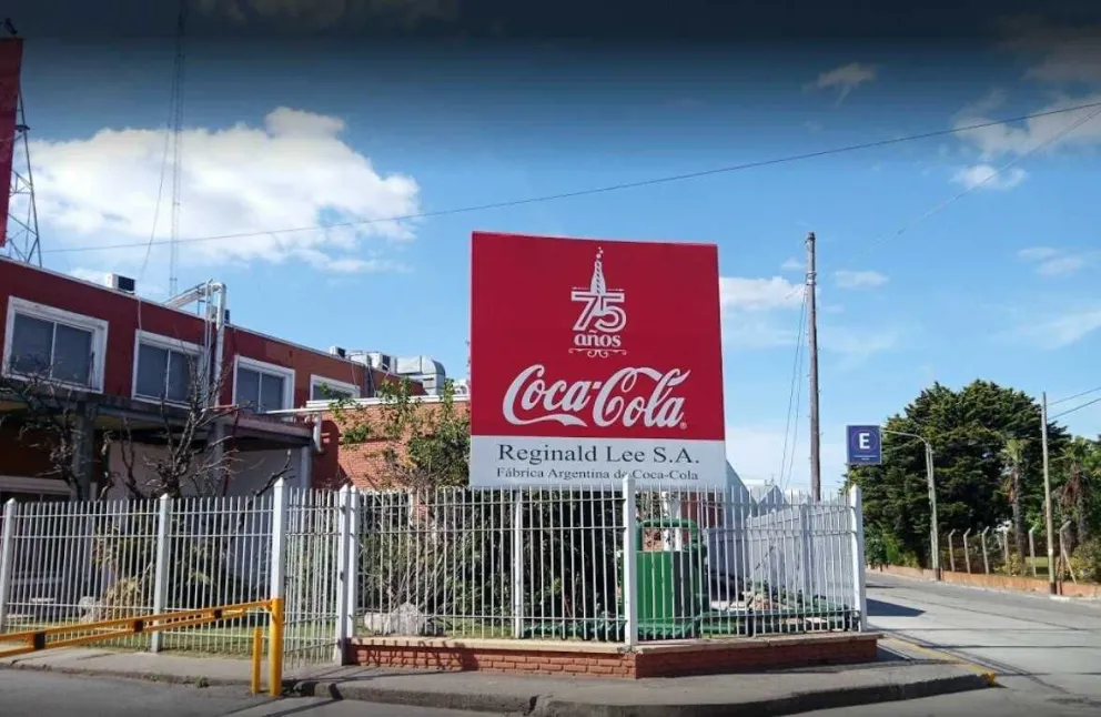 Hallan a un operario degollado en una planta de Coca Cola