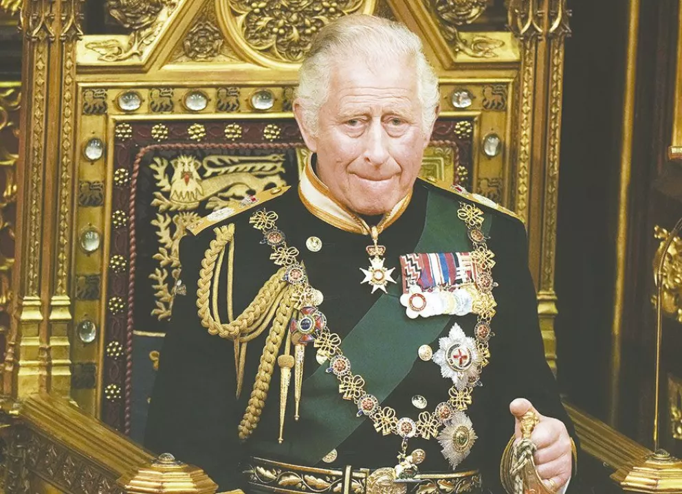 Carlos III es  el nuevo rey  tras la muerte  de su madre