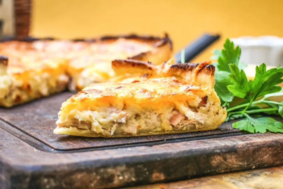 Un almuerzo simple y muy rico: hacé tarta de pollo, puerro y panceta