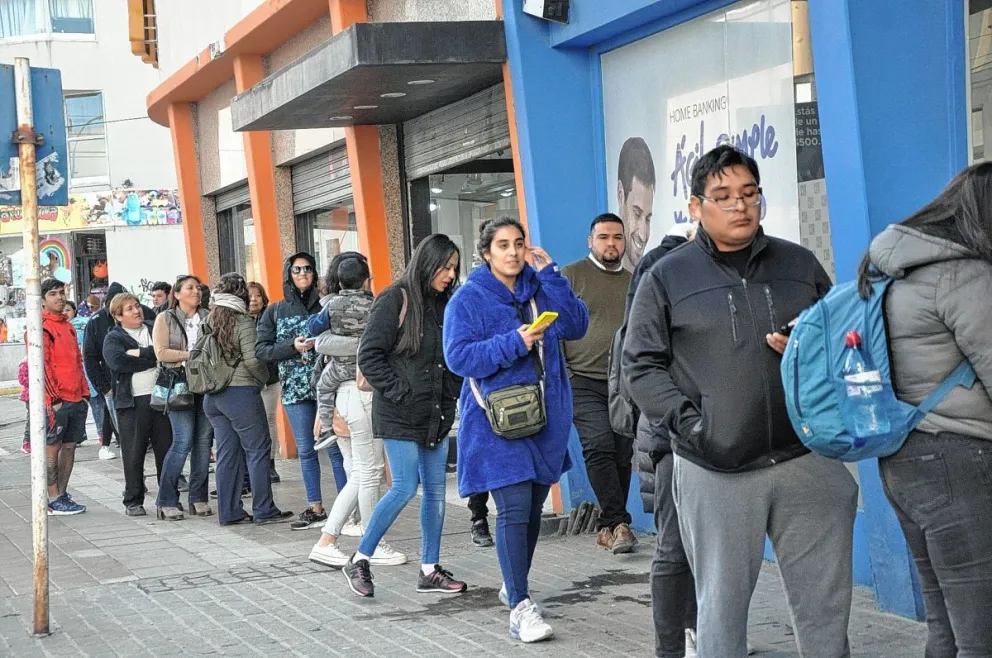 Las dos caras de una economía: la contradicción que generó una larga fila para comprar entradas de un show en Comodoro