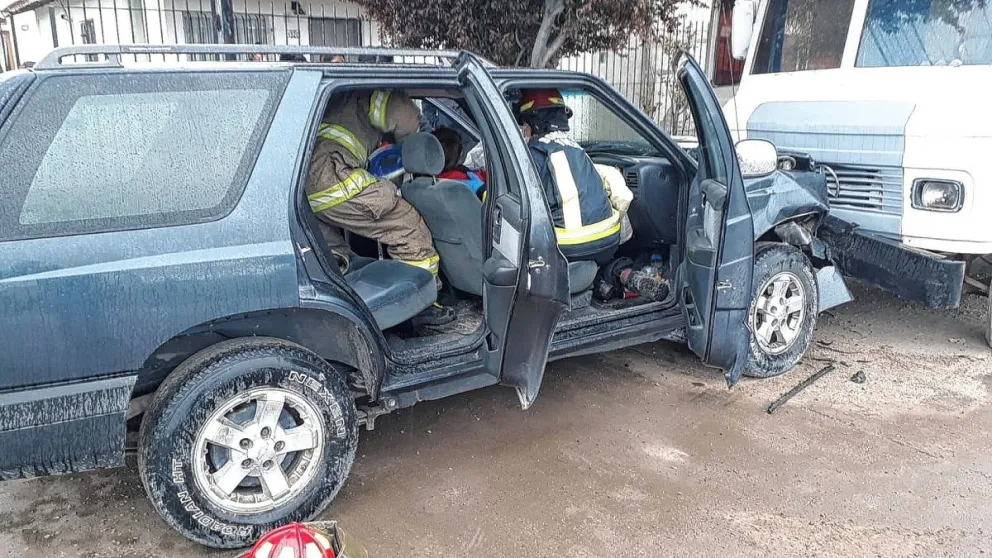 Conductora se descompensó y chocó con su camioneta dos camiones estacionados