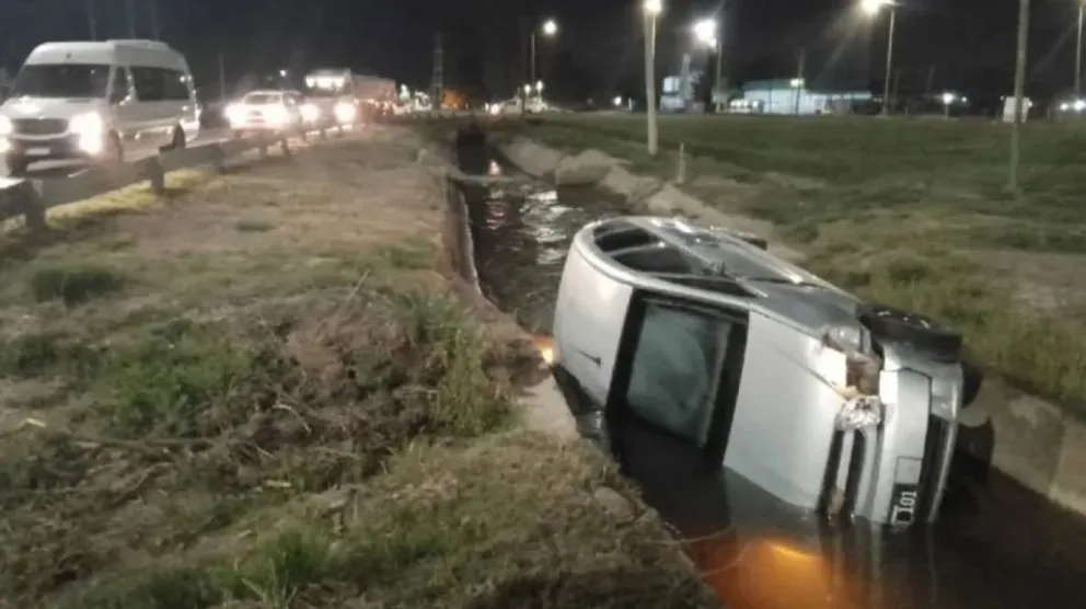 Terminaron en un canal de riego tras despistarse en Ruta 151 