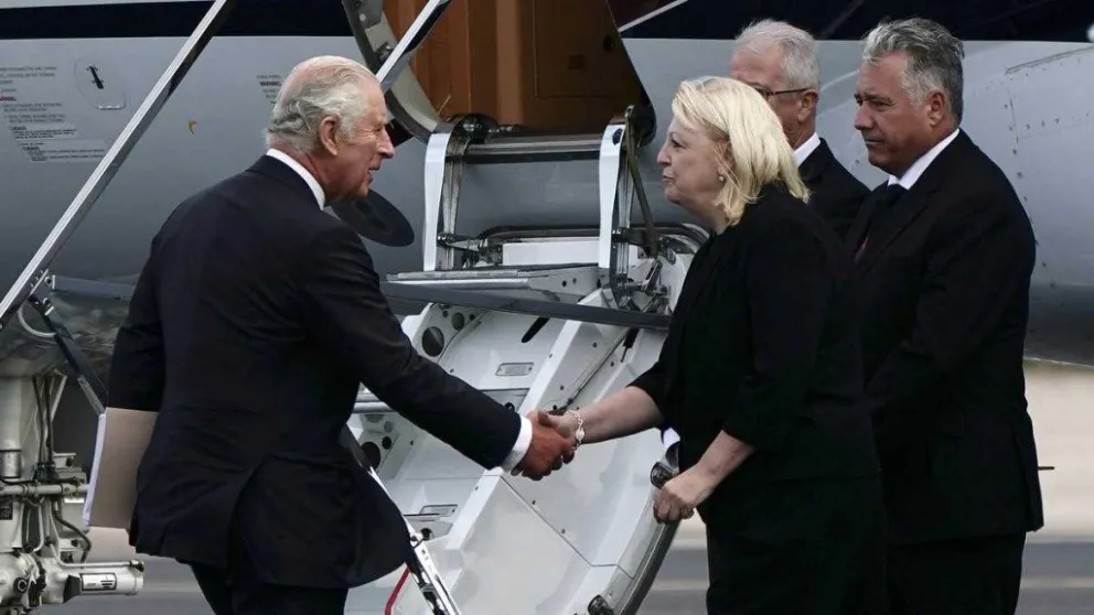 Carlos III ya está en Londres, donde será proclamado rey