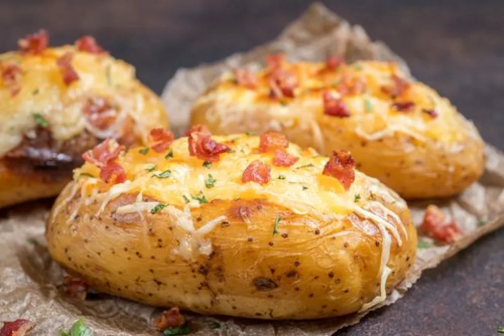 ¡Súper fácil y riquísimas!: papas rellenas con queso y bacon en minutos