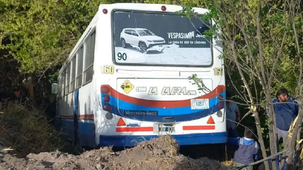Córdoba: un colectivero perdió el control en la ruta, derrapó y hay 16 heridos
