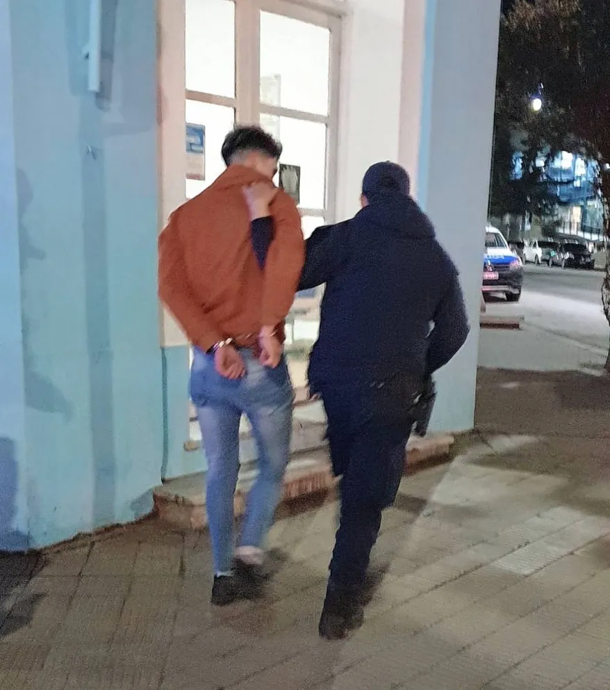 Hacía disturbios en la calle, luego quiso pelear a policías y terminó preso