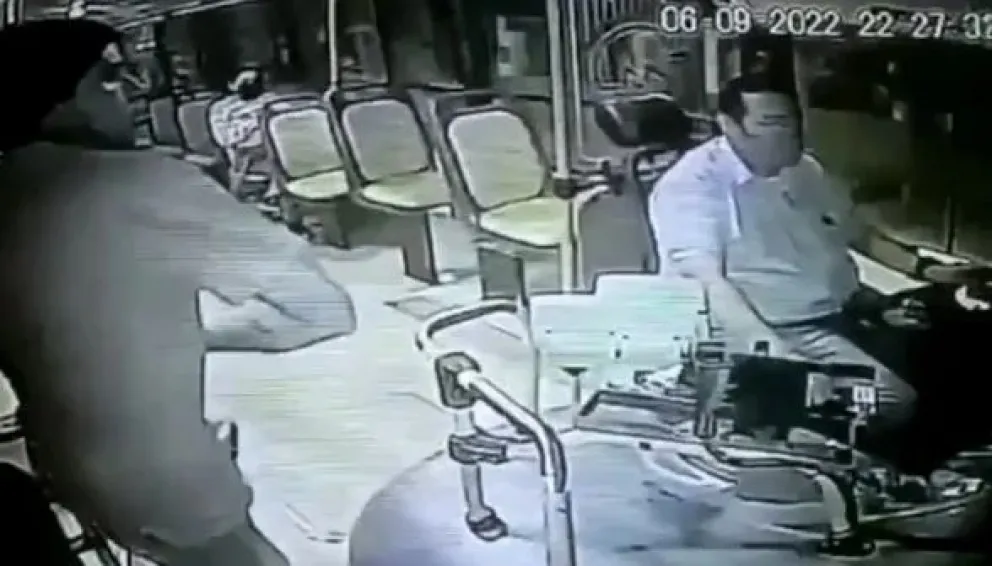 Increíble video: un hombre subió a un colectivo, lo roció con nafta y lo prendió fuego