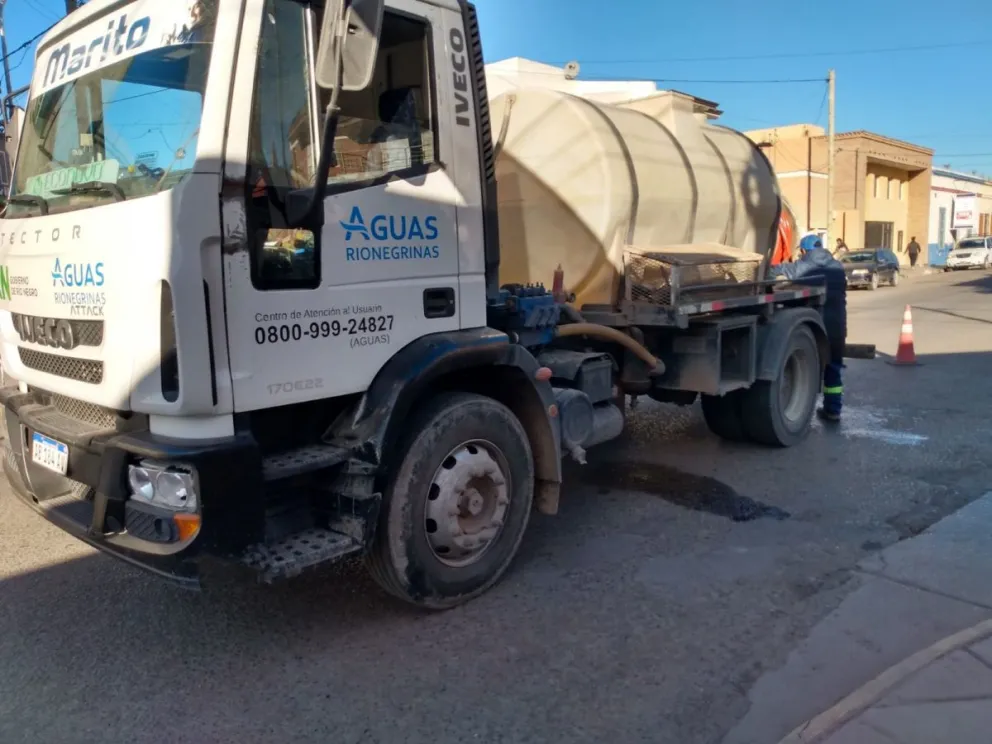 Operarios de ARSA destaparon las cañerías de cloacas en la zona centro de la ciudad