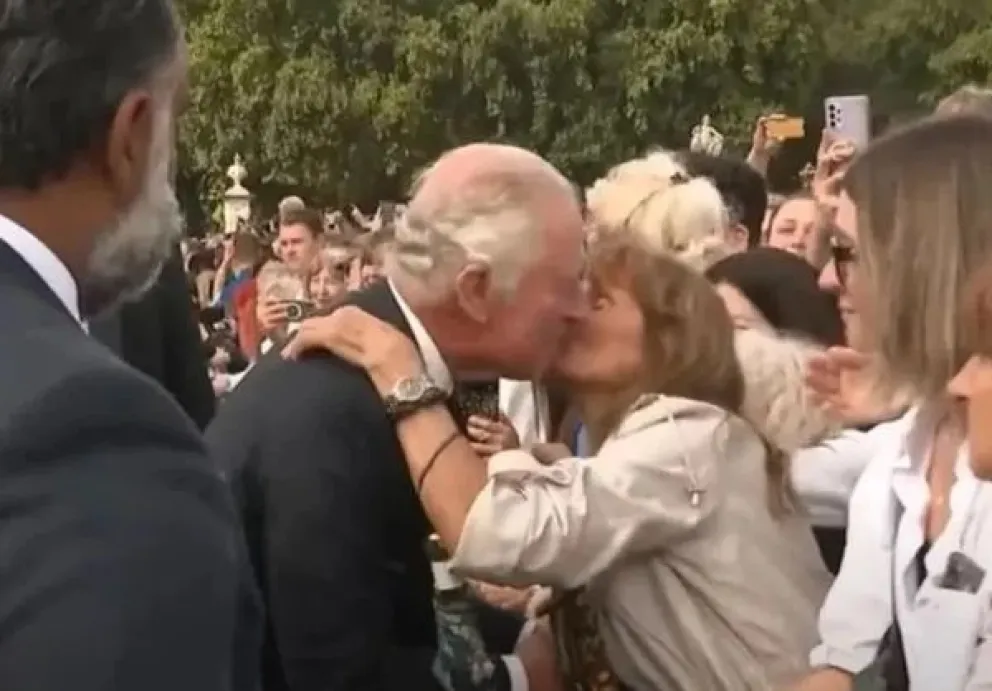 Insólito: una mujer rompió el protocolo y besó al rey Carlos III durante su asunción 
