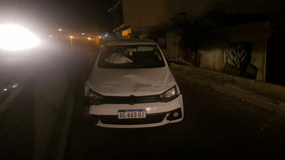 Chocó un auto estacionado y escapó