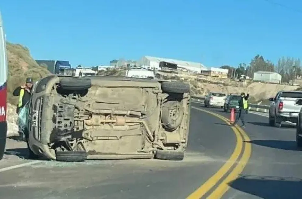 Se quedó dormido mientras manejaba y volcó en plena Ruta 22
