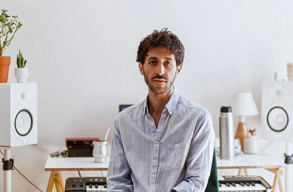 Un artista comodorense presentó en París su nuevo single homenaje a su madre