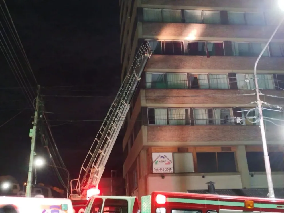 Incendio en el Bariloche Center: evacuaron el edificio y hubo personas hospitalizadas