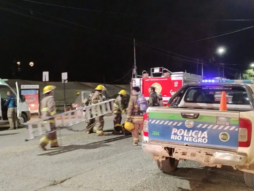 Fuego en el Center: tuvieron que asistir a cinco policías por inhalación de humo