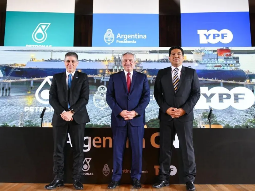 YPF y Petronas firman importante acuerdo para industrializar el gas de Vaca Muerta
