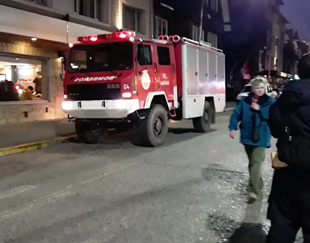 Un incendio de grandes proporciones obligó a desalojar el Bariloche Center durante la madrugada