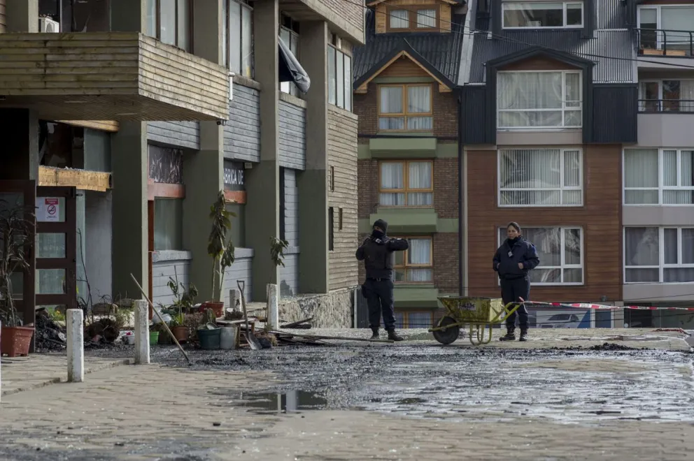 Una persona sigue con asistencia respiratoria tras el incendio en Bariloche Center