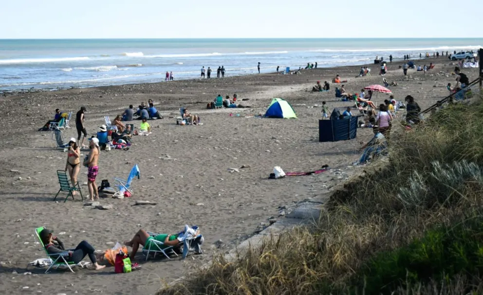 El Cóndor con ritmo de temporada y los primeros chapuzones de visitantes en un cálido invierno