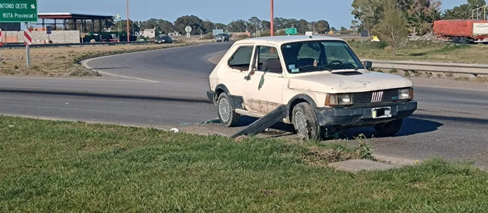 Una mujer fue despedida en el vuelco de un 147 en la rotonda Castro